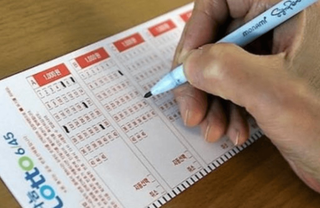 한국 스포츠토토 종이를 펜으로 기입하는 손님